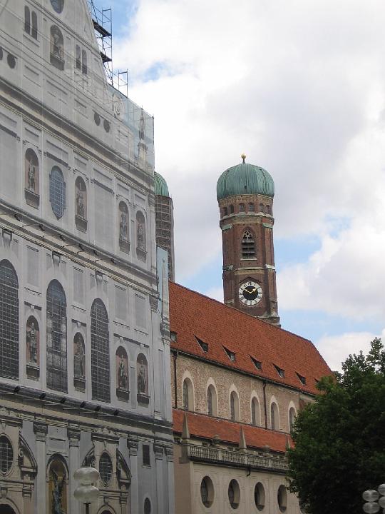 Muenchen 016.jpg - Im Jahre 1468 wurde der Grundstein zur neuen Marienkirche „Frauenkirche“ gelegt, deren Bau nur zwanzig Jahre dauerte.